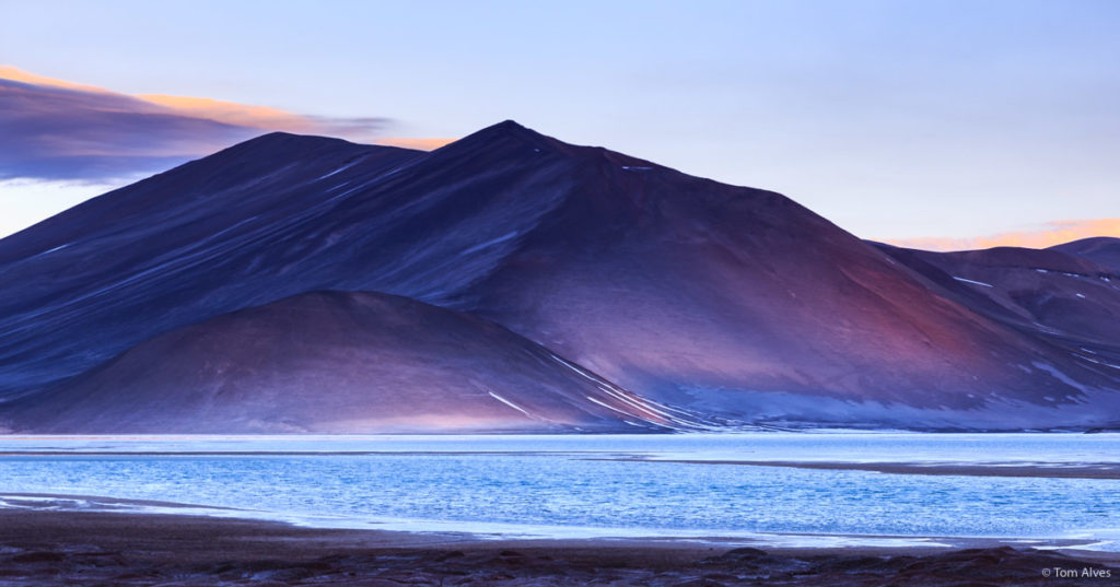 Última luz do dia colorindo a paisagem inóspita do Atacama